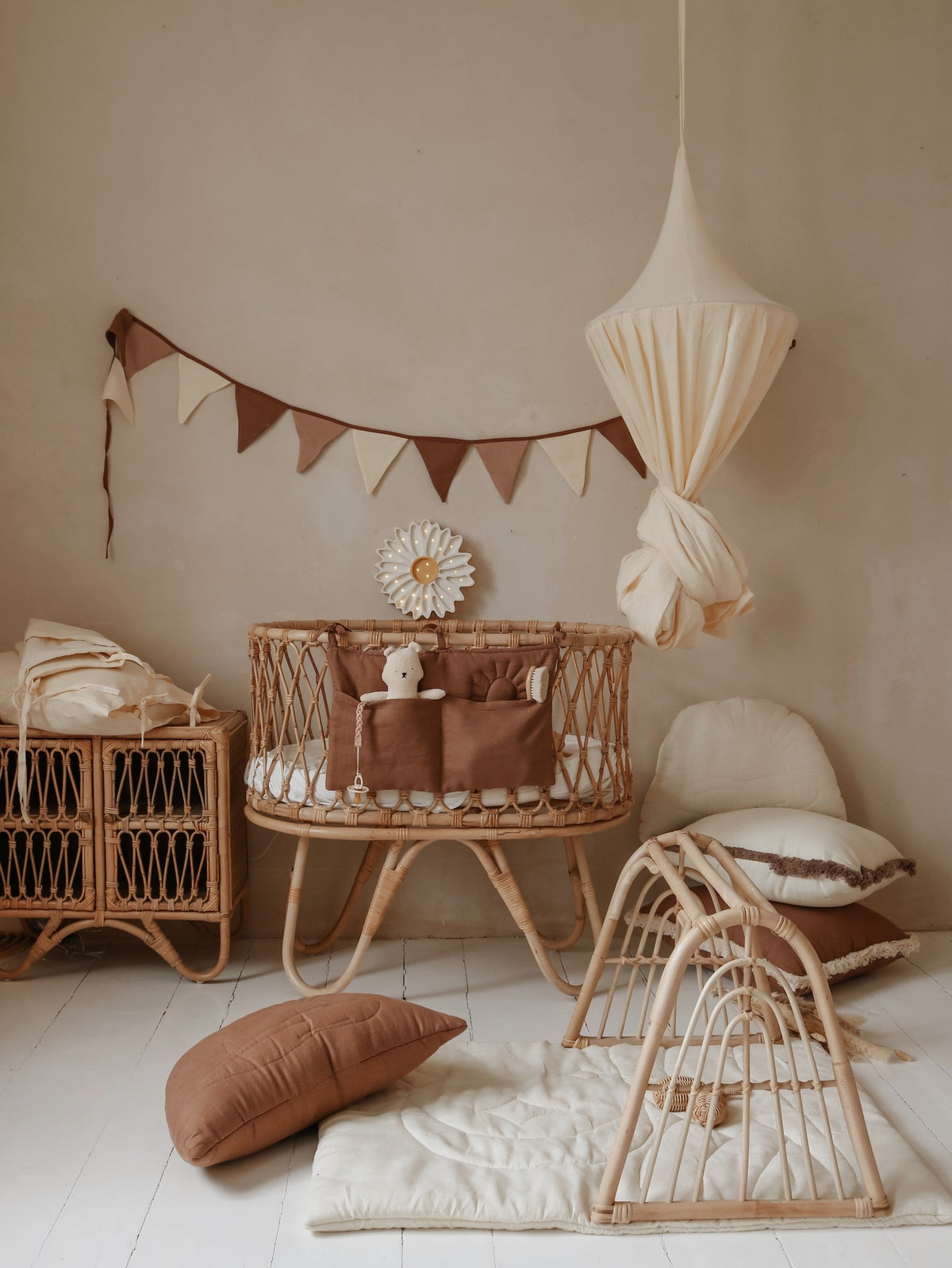 Rustige kinderkamer met rieten wiegje