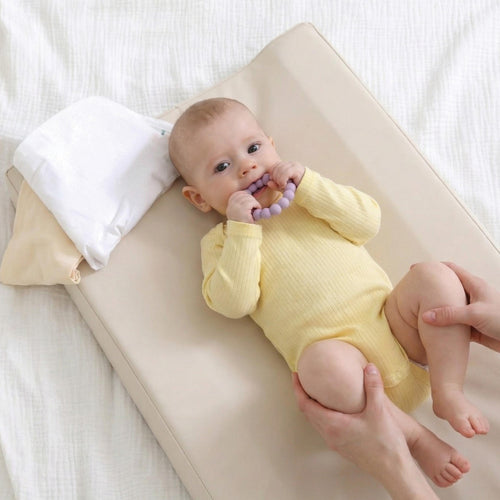 Aankleedkussen baby Mateo beige – afbeelding 2