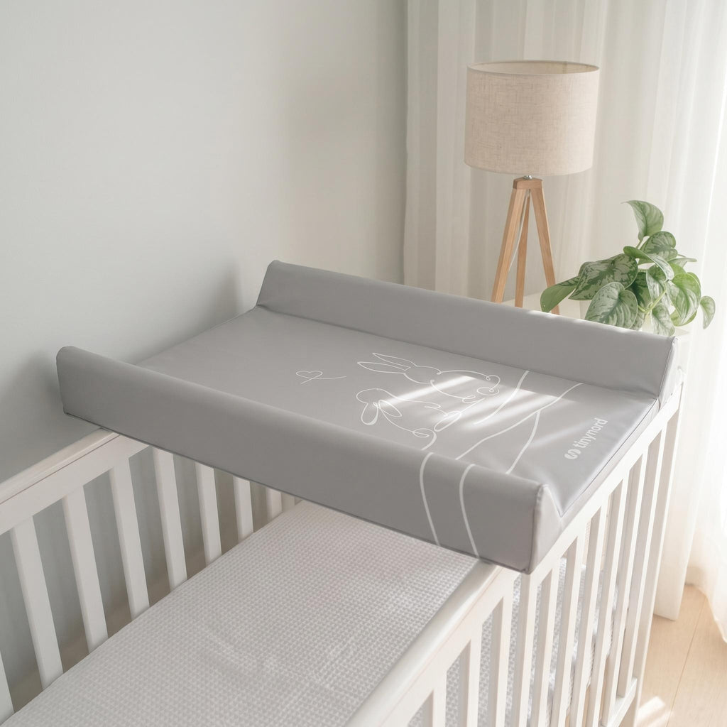 Aankleedkussen baby Matio grijs met konijntjes – afbeelding 2