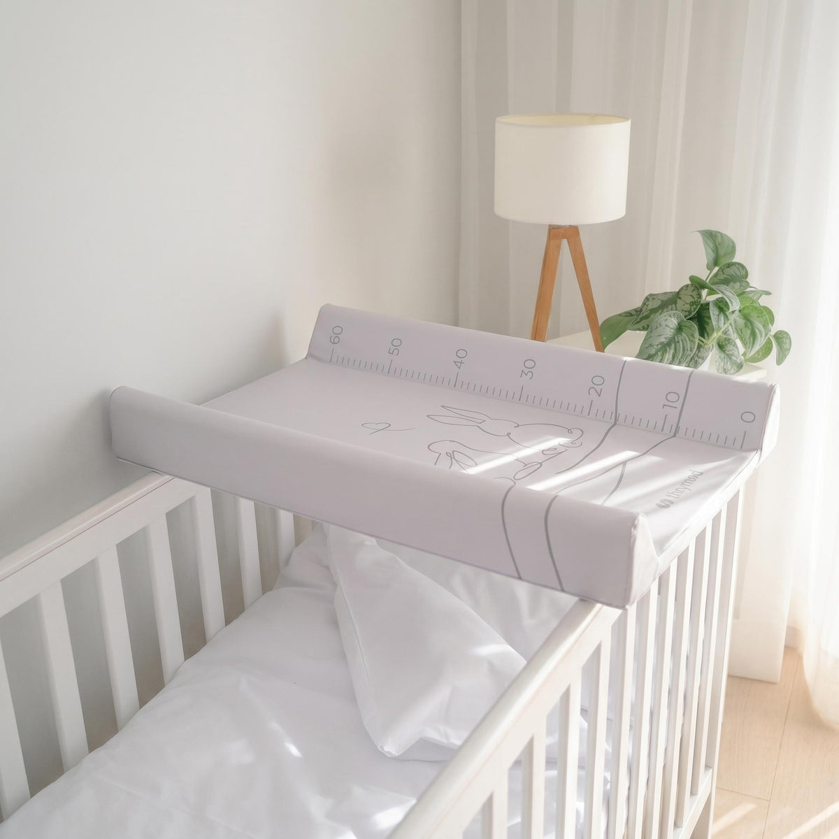 Aankleedkussen baby Matti wit met konijntjes – afbeelding 2