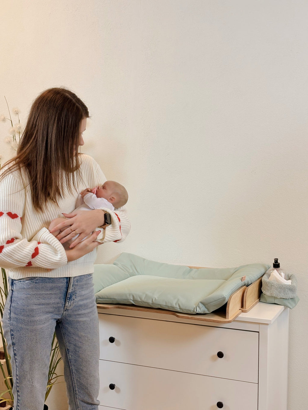 Aankleedkussen voor commodeblad op witte commode – afbeelding 3