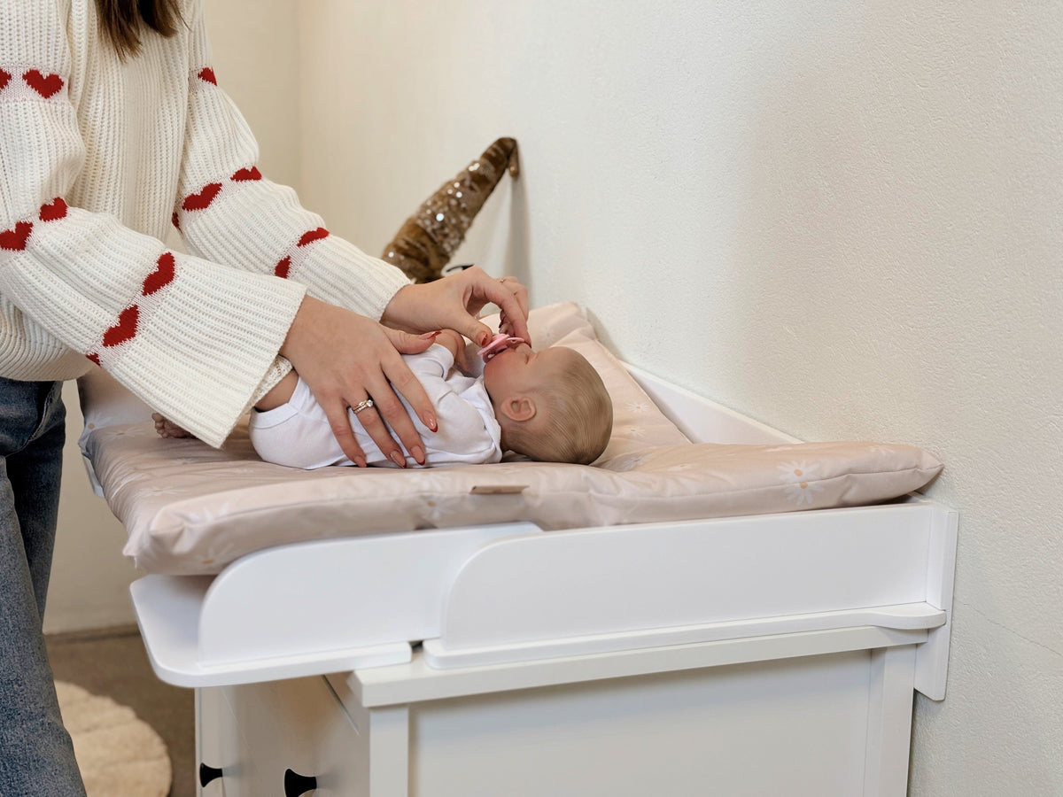 Aankleedkussen voor commodeblad op witte commode – afbeelding 6