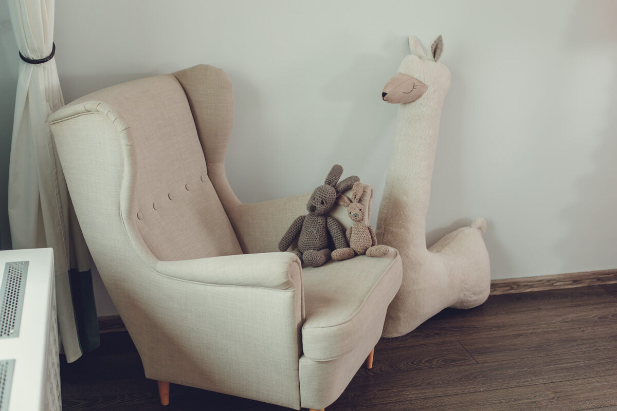 Grote alpaca knuffel beige in de kinderkamer