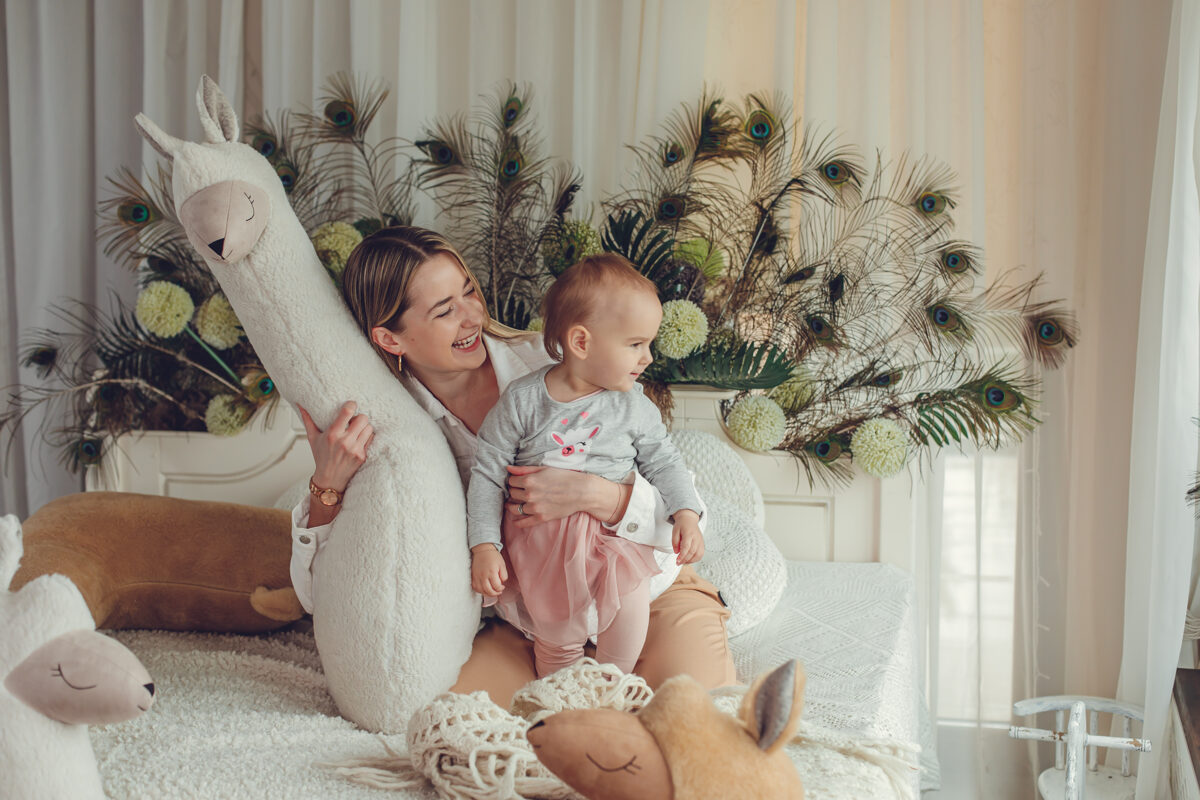 Grote alpaca knuffel beige in de kinderkamer – afbeelding 3