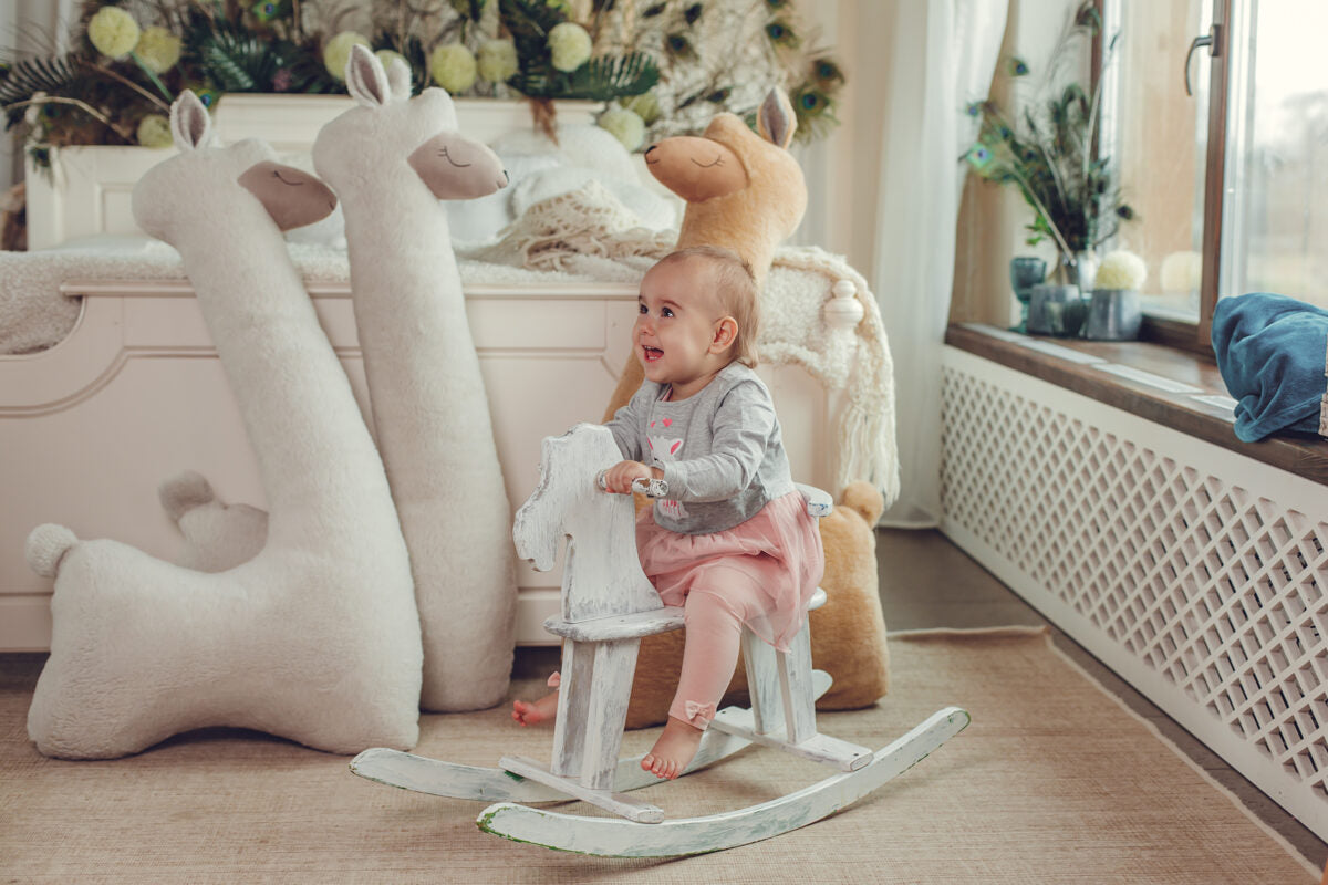 Grote alpaca knuffel beige in de kinderkamer – afbeelding 4
