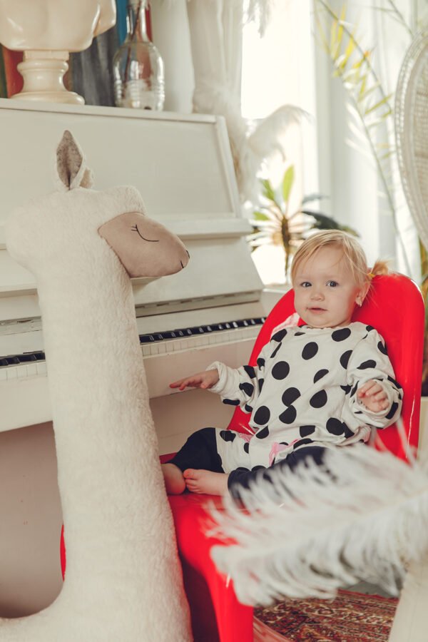 Grote alpaca knuffel beige in de kinderkamer – afbeelding 5