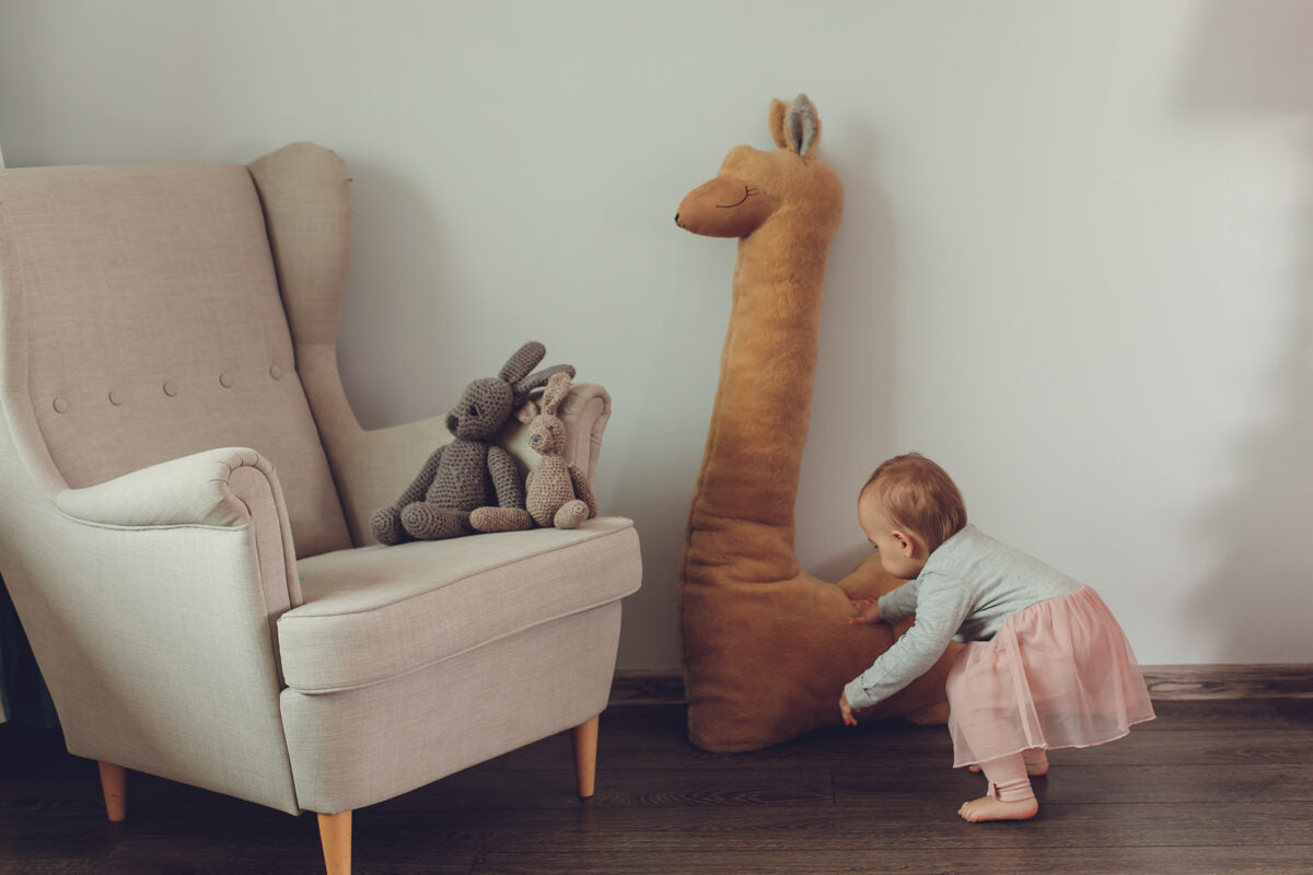 Grote alpaca knuffel roestbruin op bed – afbeelding 3