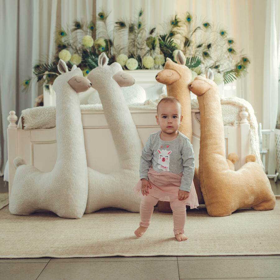 Grote alpaca knuffel roestbruin op bed – afbeelding 5