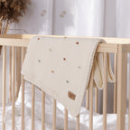 Gebreide baby deken gebroken wit met gekleurde stipjes – afbeelding 2