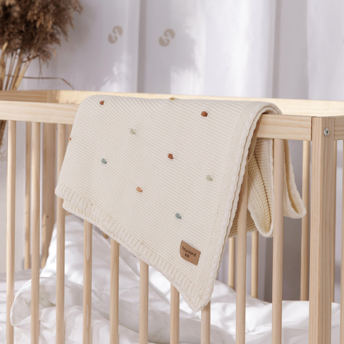 Gebreide baby deken gebroken wit met gekleurde stipjes – afbeelding 2
