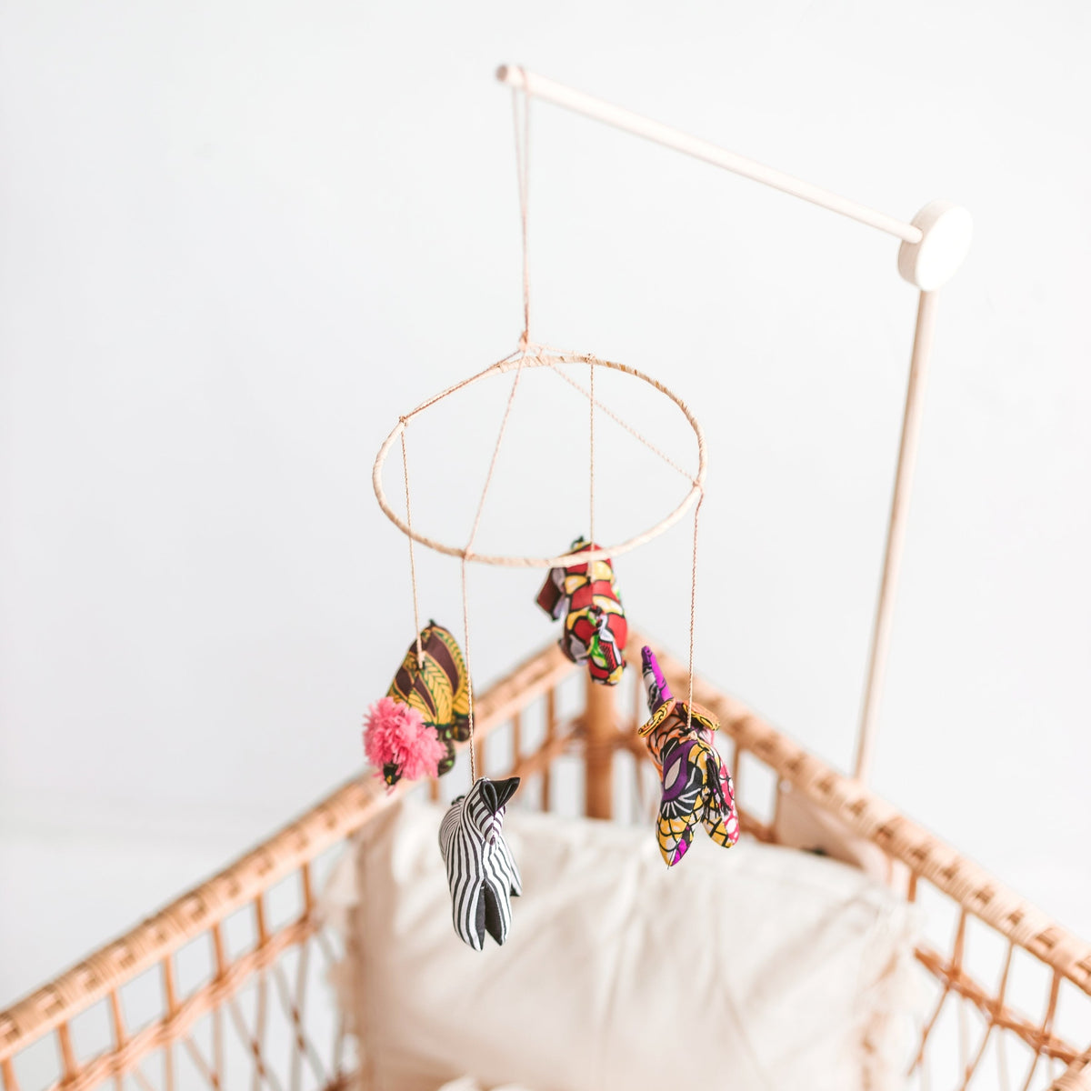 Houten mobielhouder essenhout aan ledikant – afbeelding 4
