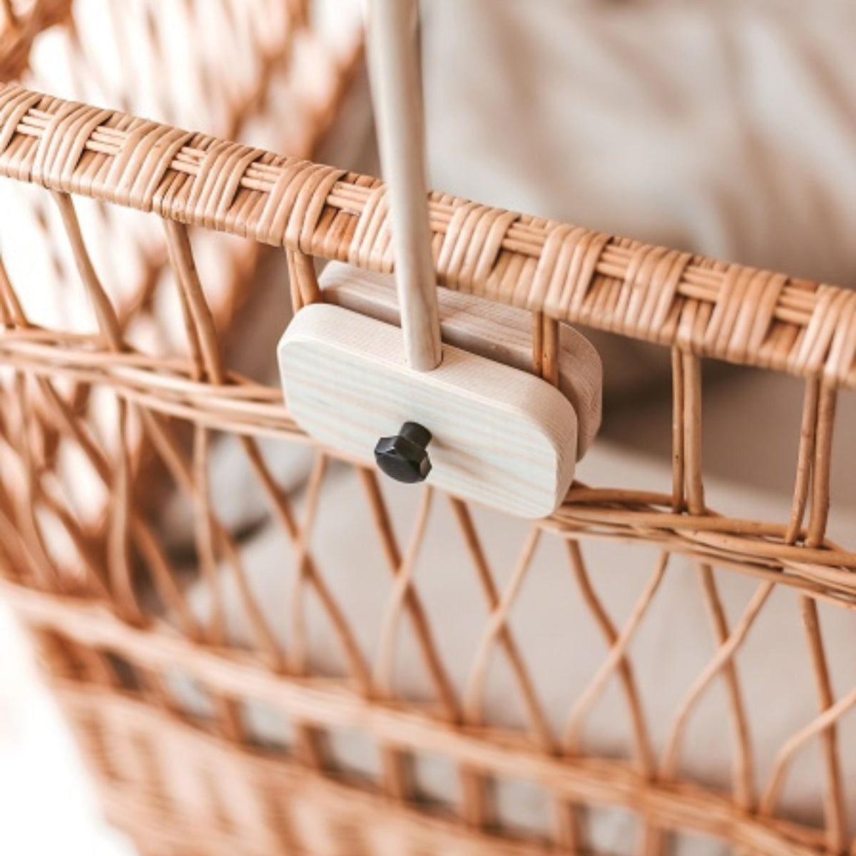 Houten mobielhouder essenhout aan ledikant – afbeelding 5