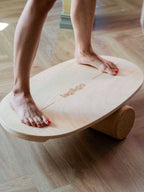 Balansbord rond met kurkroller – logo in het midden