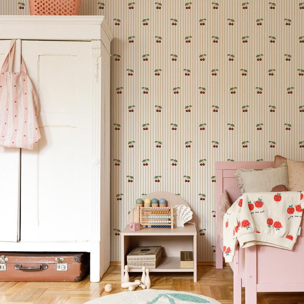 Behang kinderkamer – kersjes op strepen beige