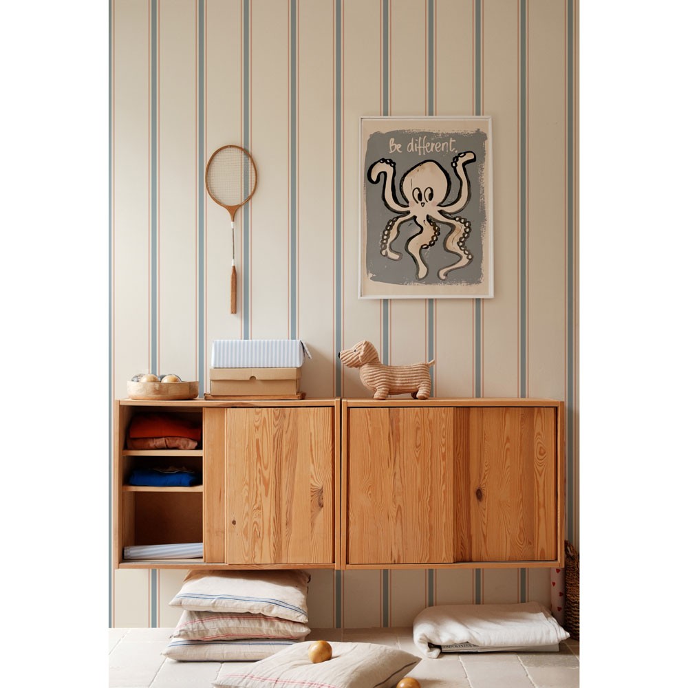 Behang kinderkamer – klassieke strepen beige, blauw en rood