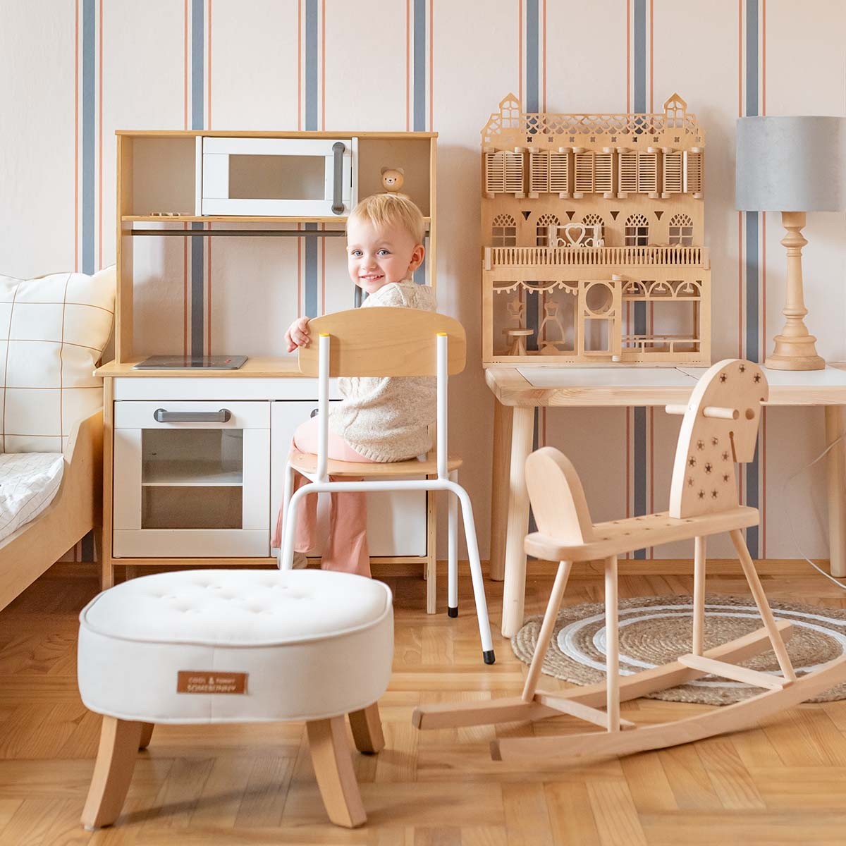 Behang kinderkamer – klassieke strepen beige, blauw en rood – afbeelding 2