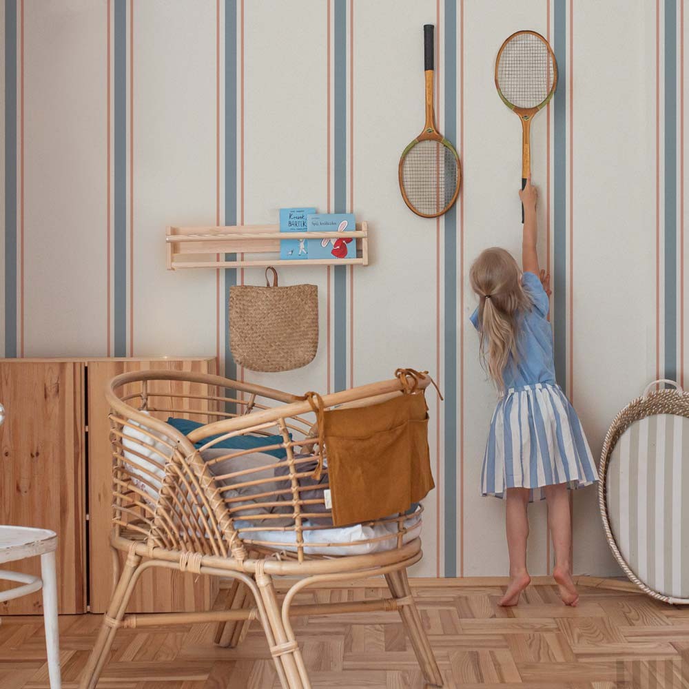 Behang kinderkamer – klassieke strepen beige, blauw en rood – afbeelding 3