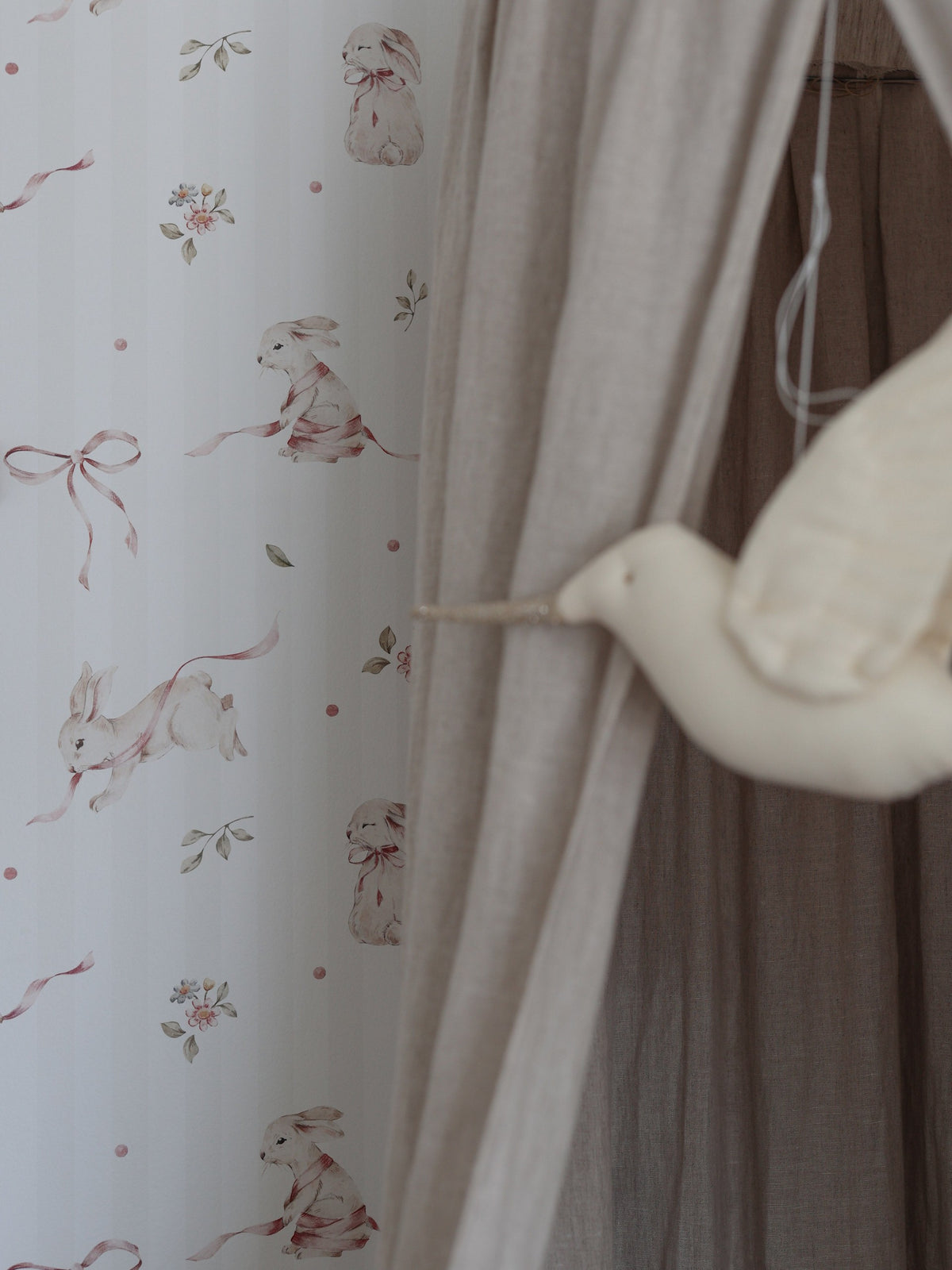 Behang kinderkamer – konijntjes op strepen roze – afbeelding 3