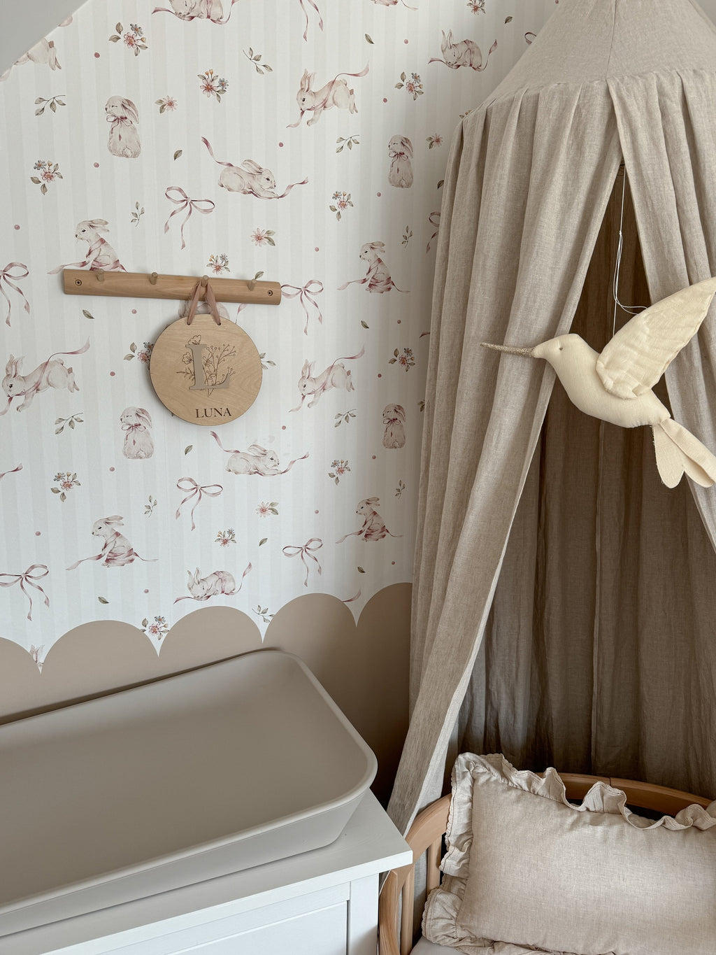 Behang kinderkamer – konijntjes op strepen roze – afbeelding 4