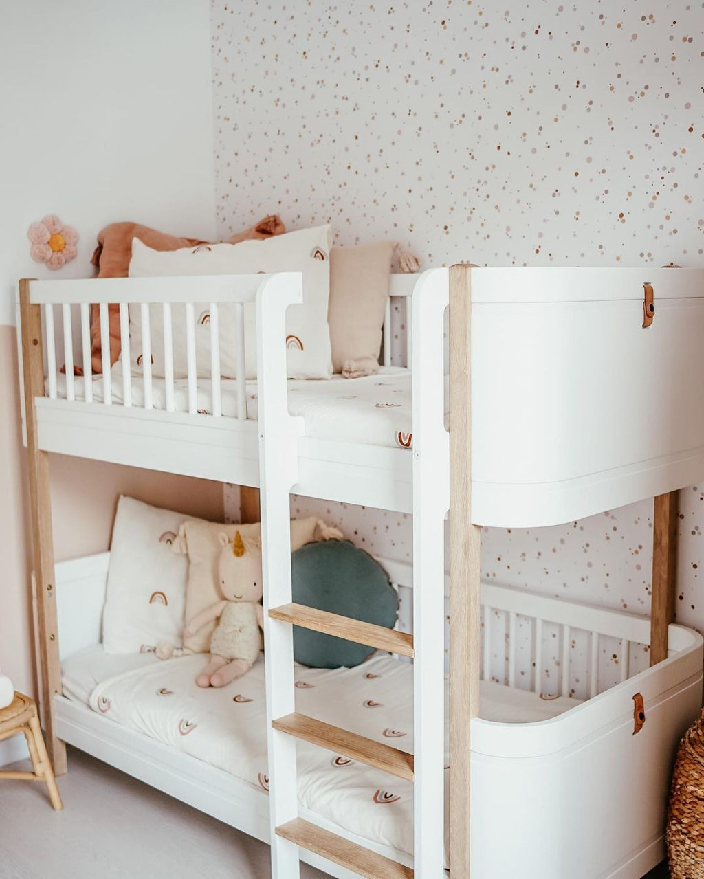 Behang kinderkamer – mini stippen kaneel en poederroze – afbeelding 2
