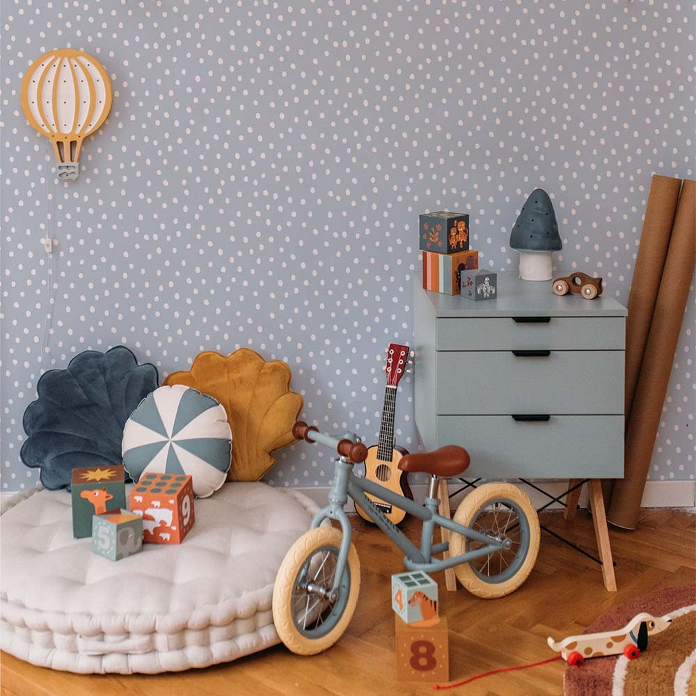 Behang kinderkamer – onregelmatige stippen lichtblauw