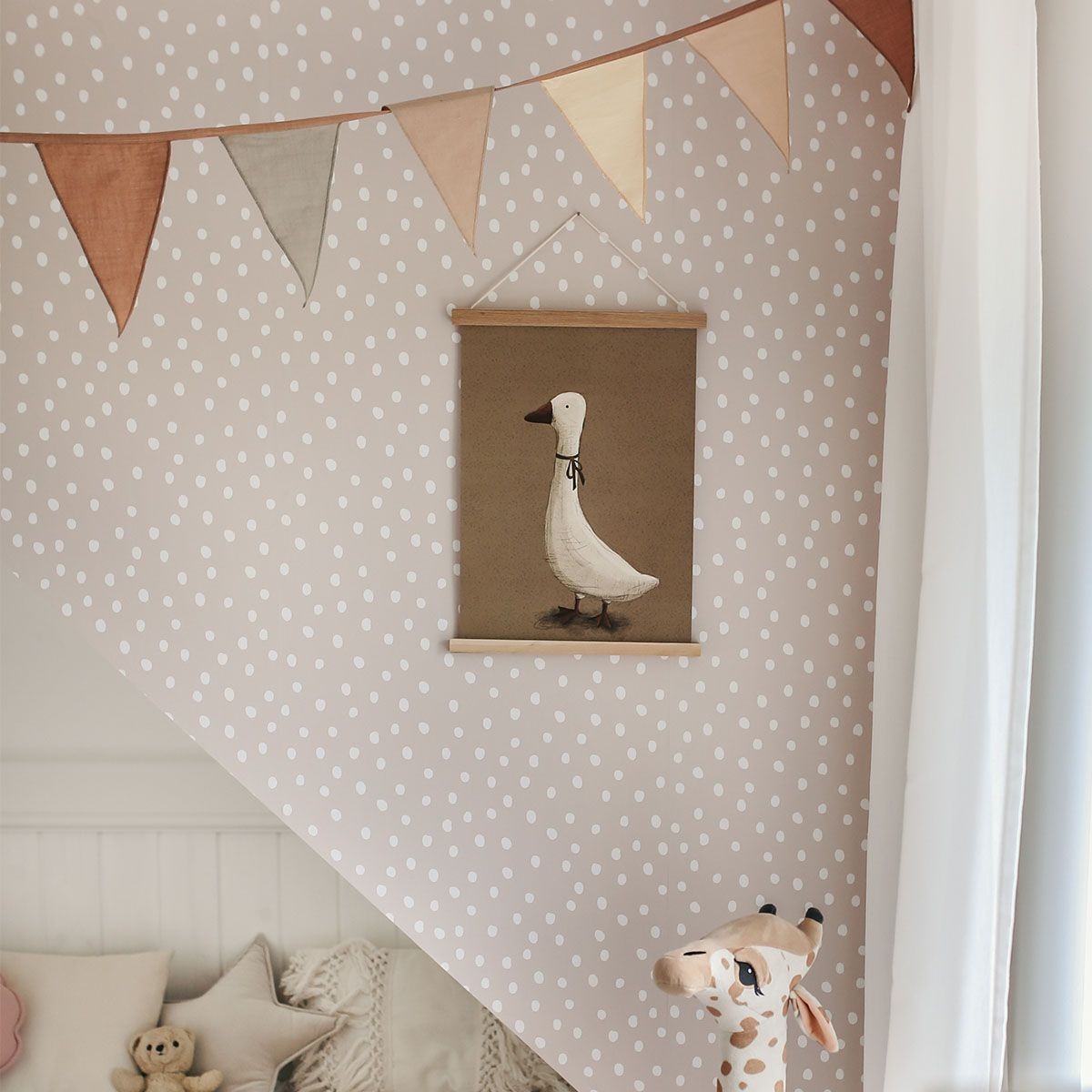 Behang kinderkamer – onregelmatige stippen poederroze en wit – afbeelding 4