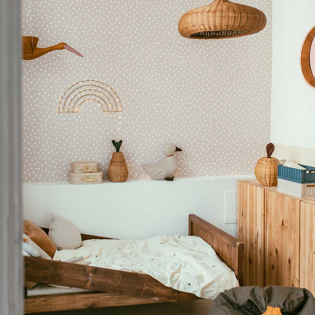 Behang kinderkamer – onregelmatige stippen poederroze en wit – afbeelding 5