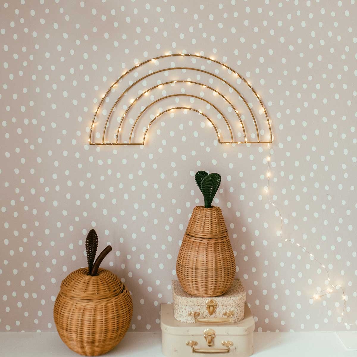 Behang kinderkamer – onregelmatige stippen poederroze en wit – afbeelding 6