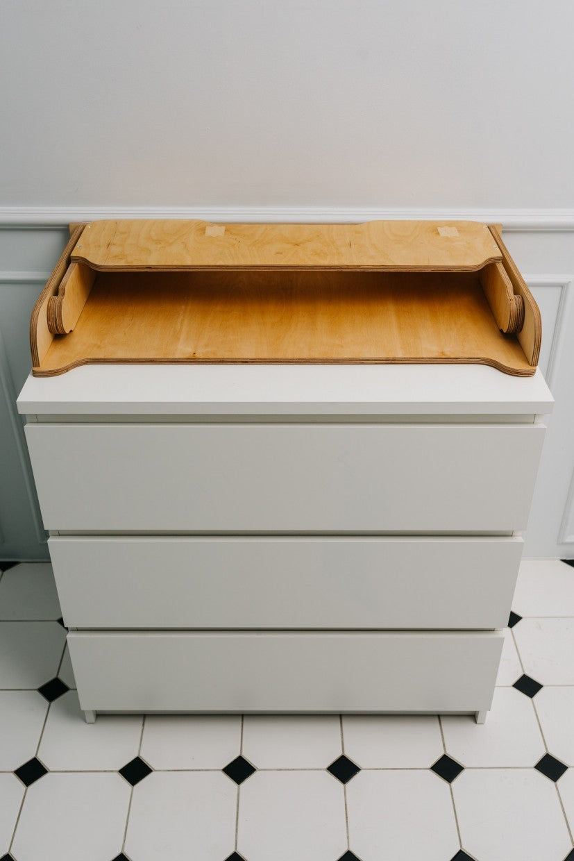 Uitklapbaar commode opzetstuk van berkenhout op witte ladekast