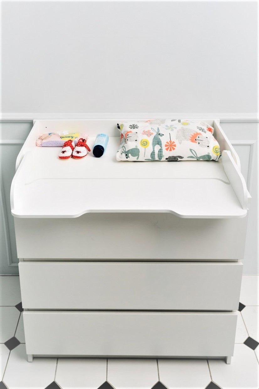 Uitklapbaar commode opzetstuk van berkenhout op witte ladekast – afbeelding 4