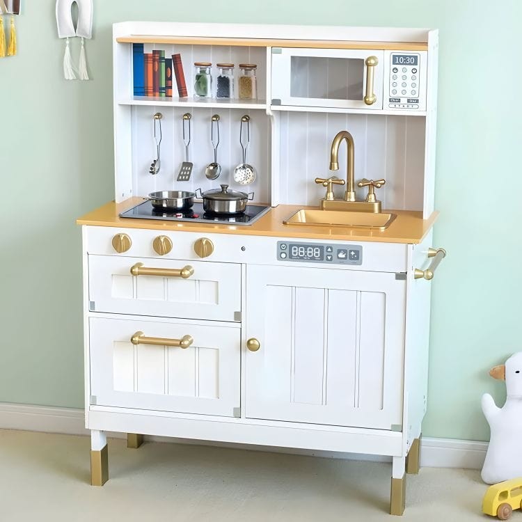 Witte houten speelkeuken in een kinderkamer