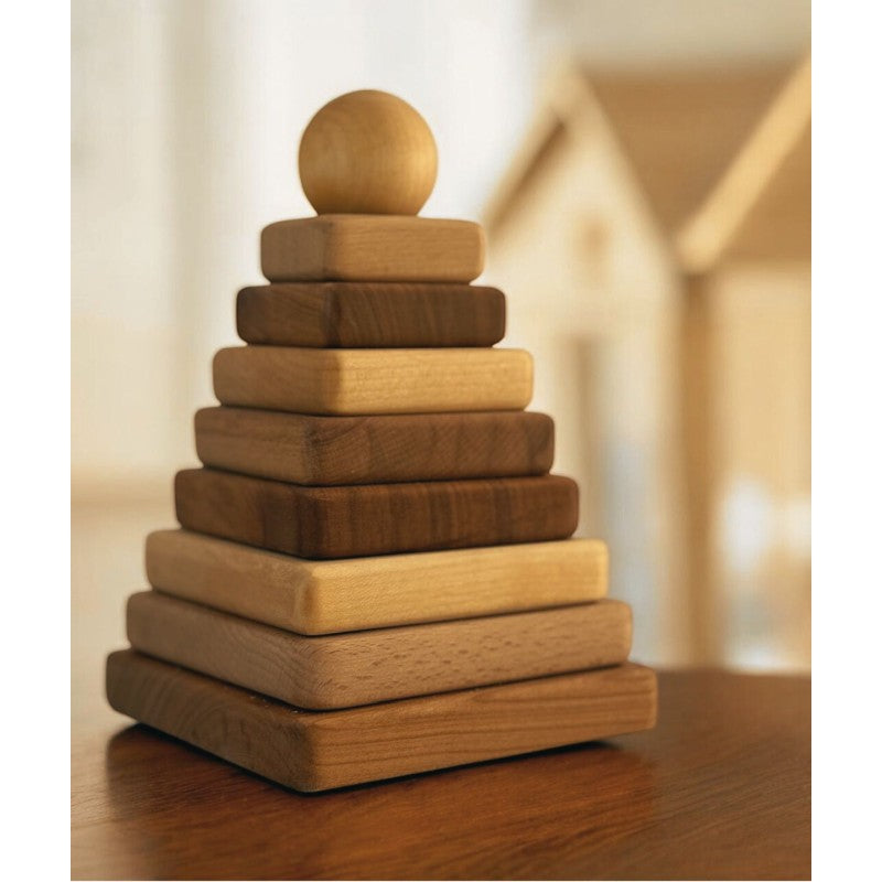 Houten stapeltoren in naturel hout