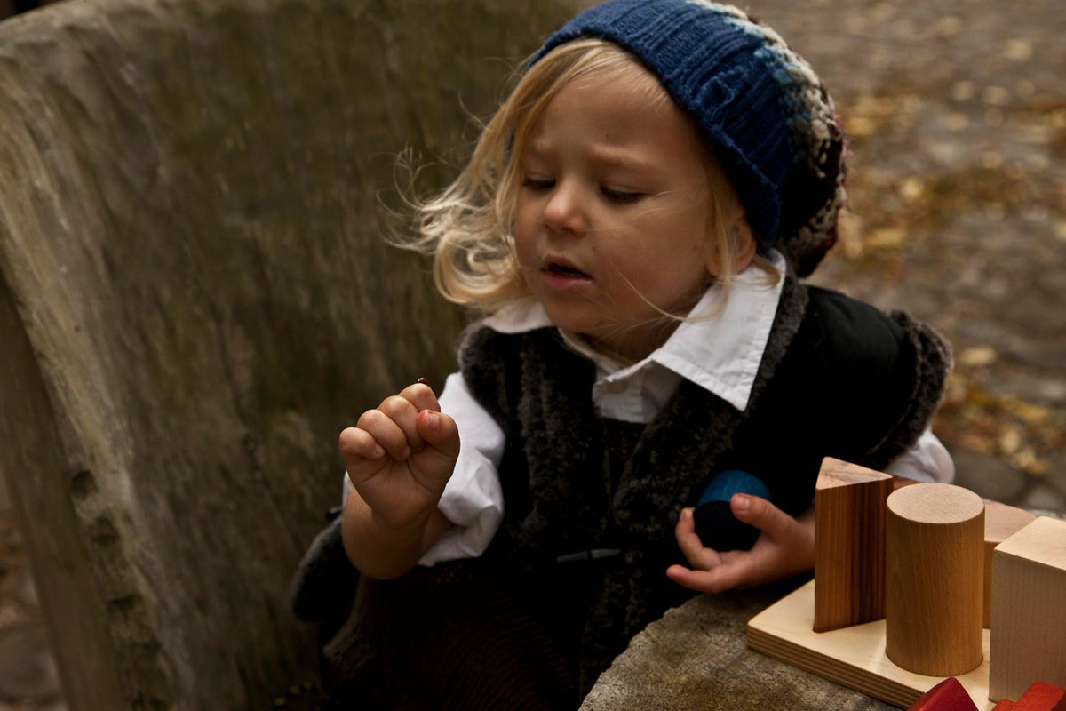Kind speelt met houten blokken