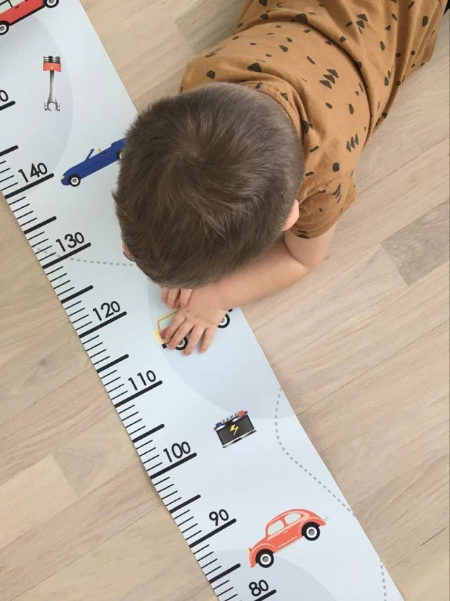 Groeimeter kinderkamer van papier – retro auto's