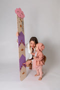 Groeimeter lila met bloem aan de muur