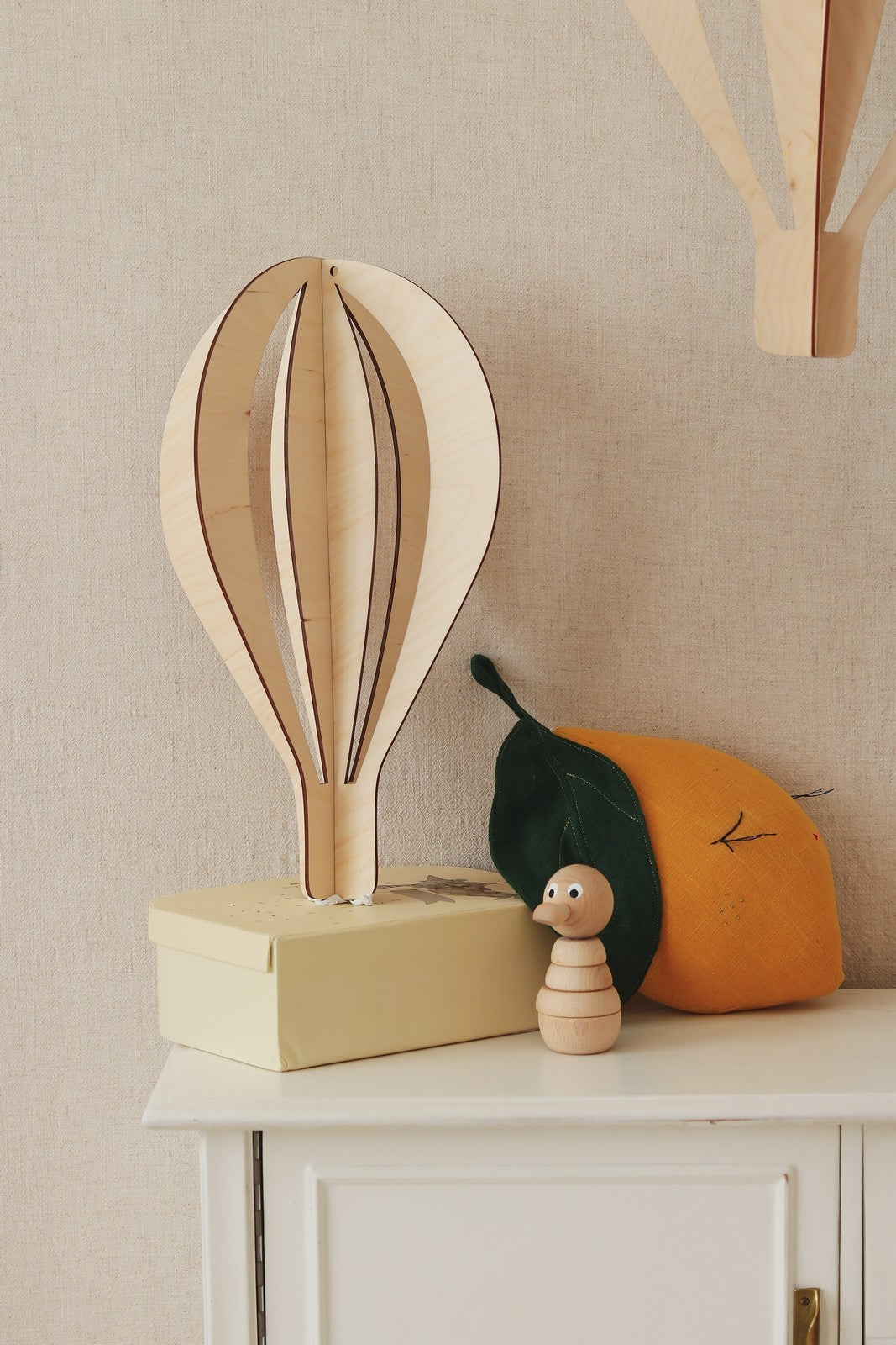 Hangdecoratie kinderkamer – set van 3 houten luchtballonnen – afbeelding 3