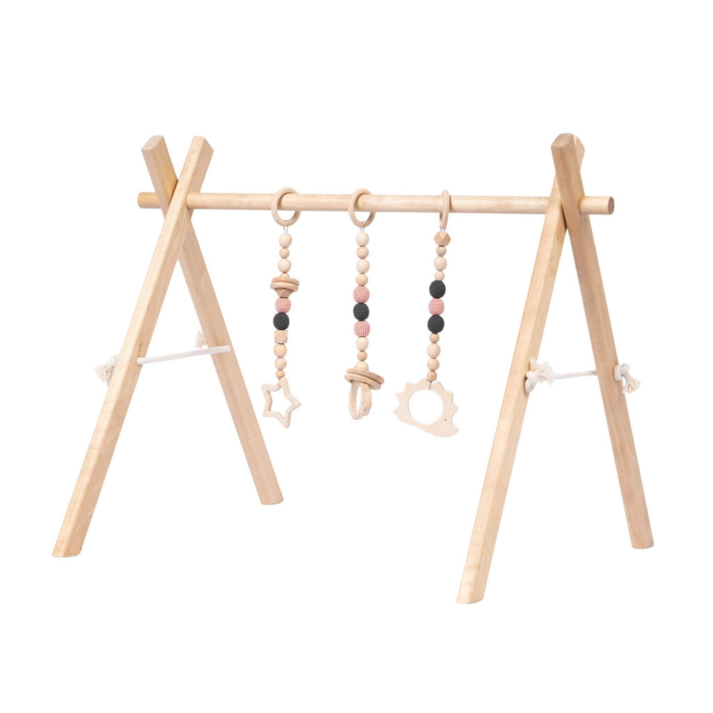 Houten babygym met roze speeltjes