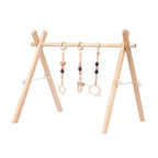Houten babygym met roze speeltjes
