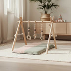 Houten babygym met roze speeltjes – afbeelding 2