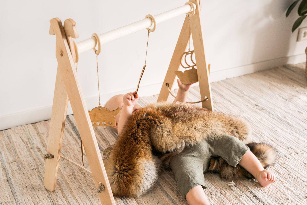 Houten babygym met vikingspeeltjes – opvouwbaar – afbeelding 2