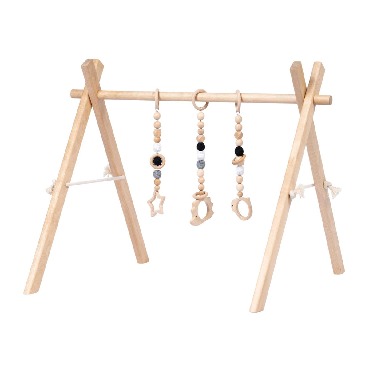 Houten babygym met zwart-witte speeltjes