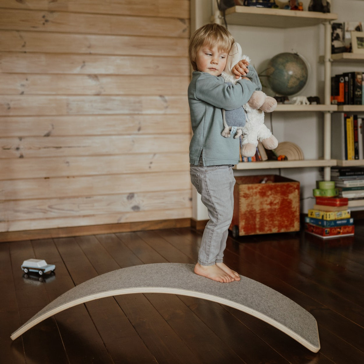Houten balansbord met grijs vilt – afbeelding 3