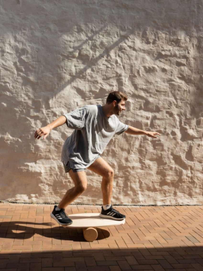 Houten balansbord met kurkroller logo midden – afbeelding 3