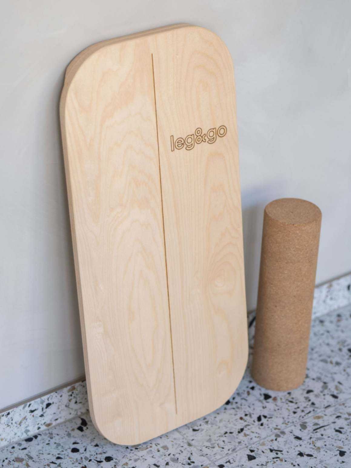 Houten balansbord met kurkroller logo zijkant