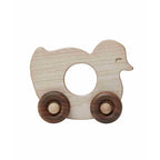 Houten eend op wielen