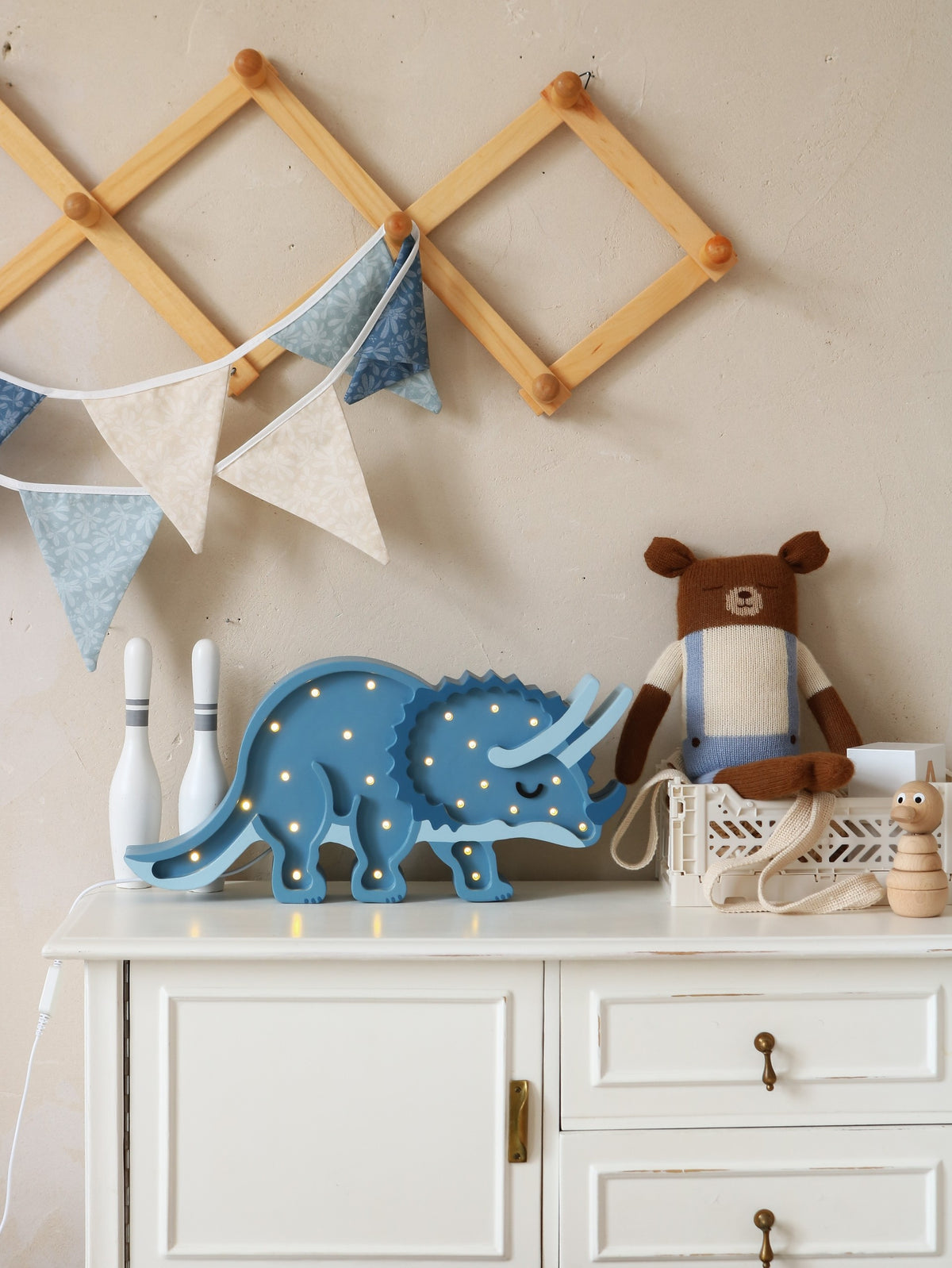Houten lamp kinderkamer – dino triceratops – afbeelding 3