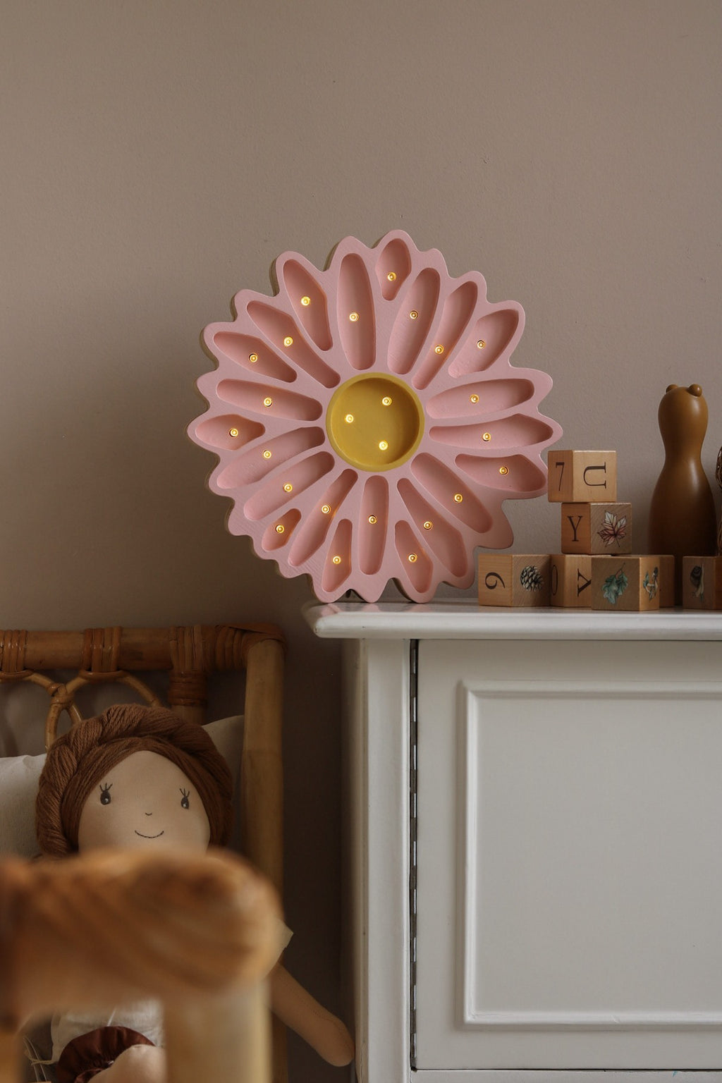 Houten lamp kinderkamer – madeliefje – afbeelding 2