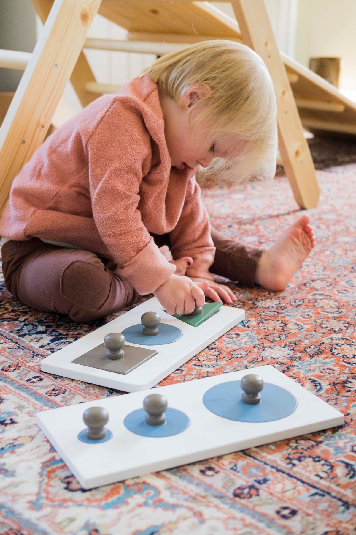 Houten puzzel Montessori vormen – driehoek, cirkel en vierkant – afbeelding 2