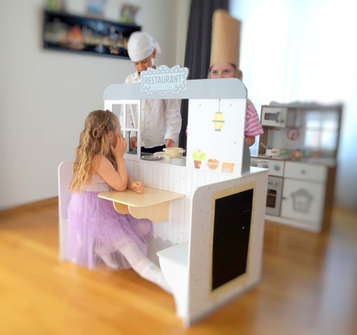 Houten speelkeuken en restaurant 2-in-1