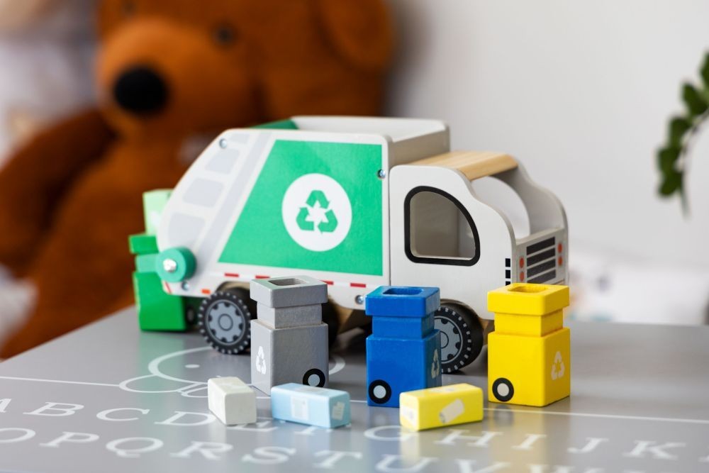 Houten vuilniswagen met twee poppetjes – afbeelding 3